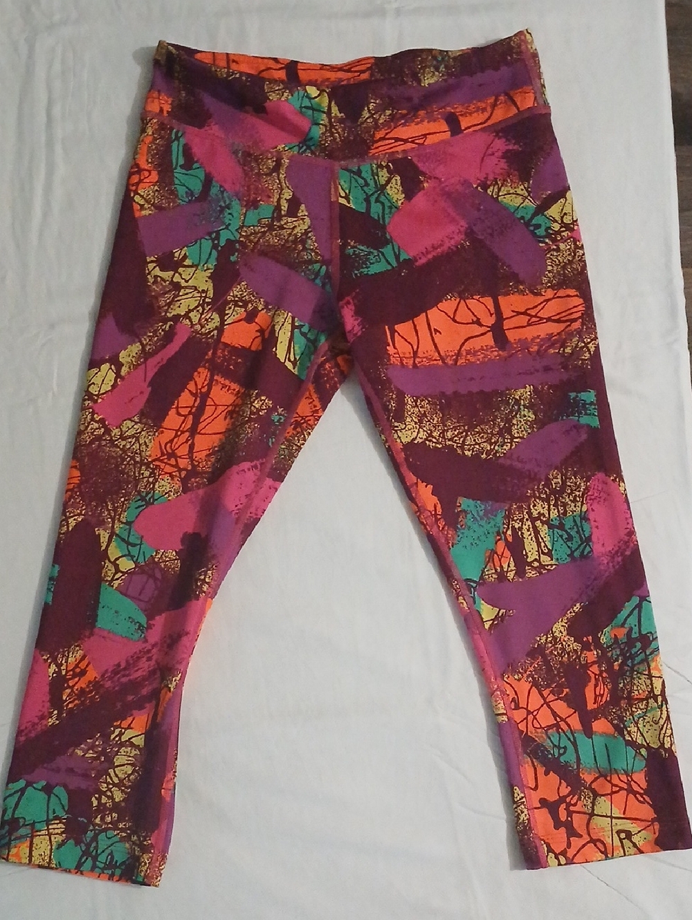 Vibrant Abstract Print Cropped Leggings